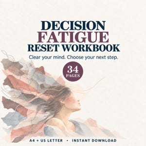 Op de afbeelding: Een digitaal werkboek getiteld DECISION FATIGUE RESET WORKBOOK met de ondertitel Clear your mind. Choose your next step. De omslag bevat een aquarelillustratie van een persoon met wapperend haar en een 34 PAGES badge.