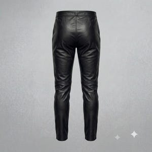 Puede incluir: Un pantal&oacute;n de cuero negro con acabado liso, cintura estructurada y costuras horizontales en la zona de las rodillas. El pantal&oacute;n tiene una silueta ajustada con una costura vertical central que recorre la parte posterior de las piernas.