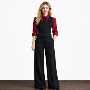 Puede incluir: Una camisa de manga larga de color rojo oscuro con cuello en punta, combinada con un chaleco negro de cuatro botones y una corbata negra a juego. El conjunto incluye un pantalón negro de talle alto y pernera ancha con raya frontal.