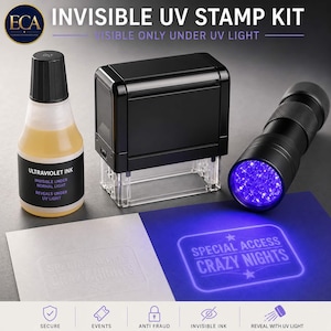 Pode incluir: Um kit de carimbo UV invisível contendo um frasco de tinta ultravioleta, um carimbo automático preto e uma lanterna UV preta. O frasco está rotulado como Ultraviolet Ink. Uma amostra de papel exibe o texto Special Access Crazy Nights.