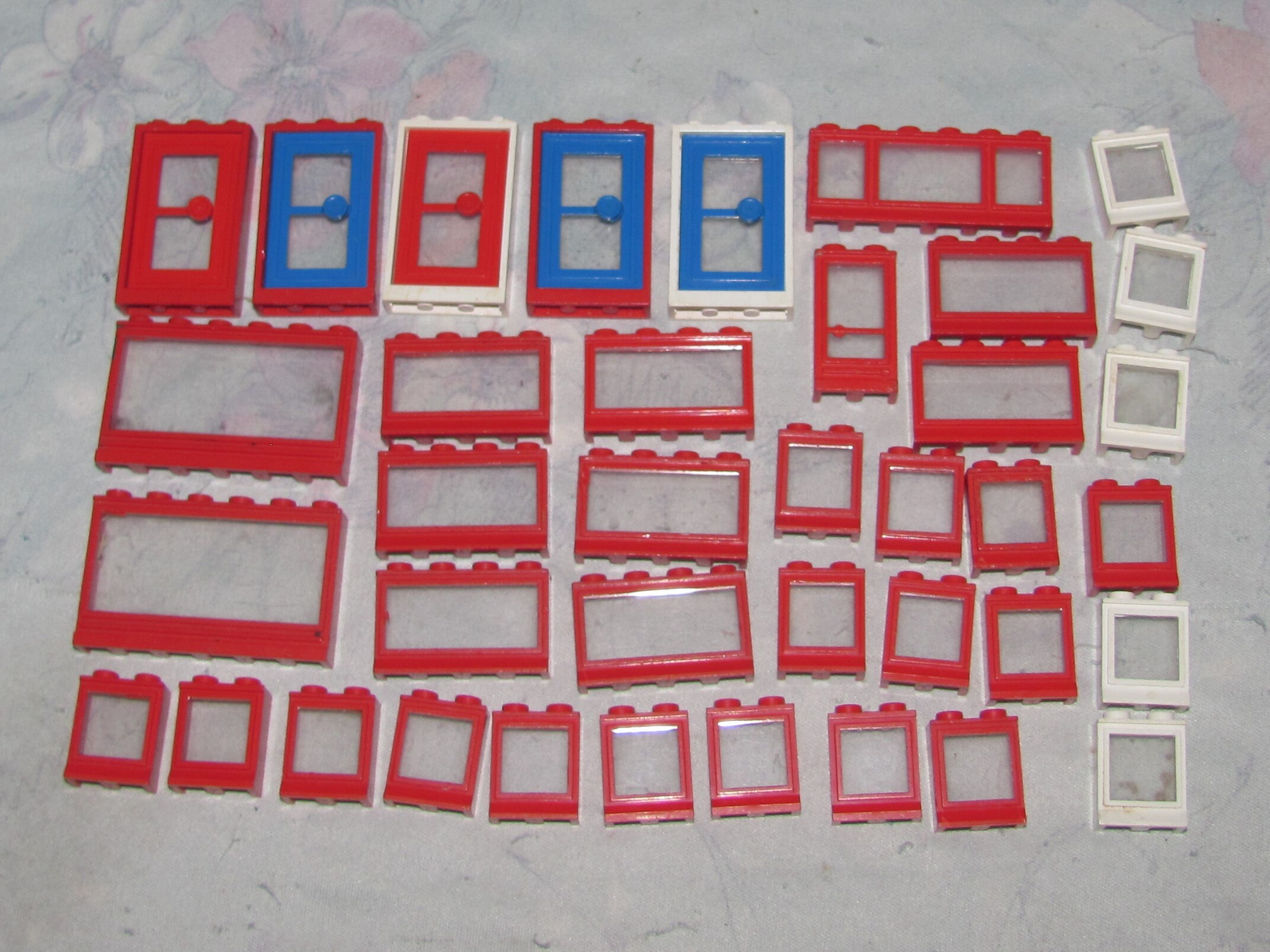 Ensemble de 12 fenêtres de meubles de ville 1x2x2, en verre rouge
