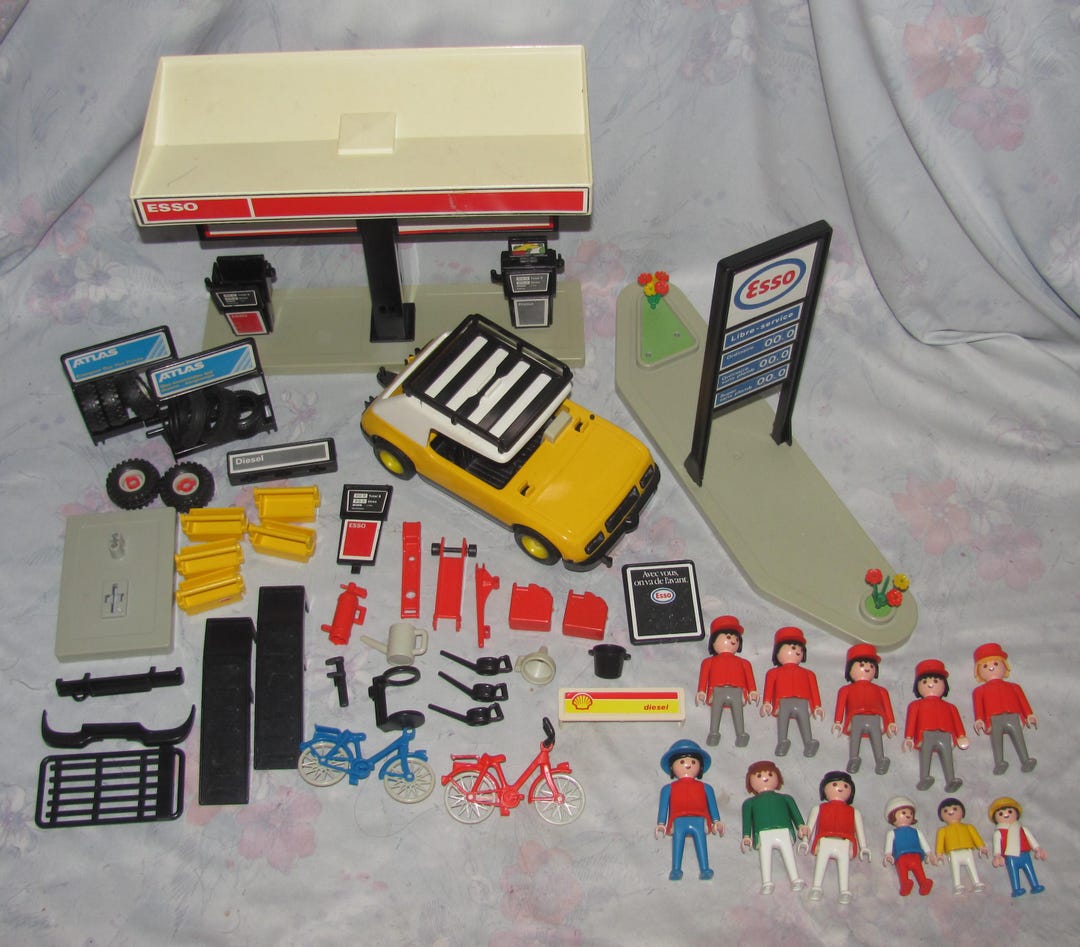 Vintage Playmobil Set 3434 Esso Gas Station French Canadian Version  Incomplete People, One Car