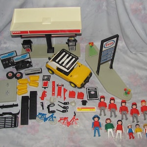 Vintage Playmobil Set 3434 - Esso Gas Station French Canadian Version - Incomplete - People, One Car