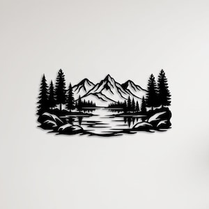 Pode incluir: Uma peça de arte de parede em metal preto com uma silhueta de paisagem de picos montanhosos irregulares, um lago calmo e pinheiros densos. O design inclui elementos rochosos em primeiro plano e o reflexo da serra na água.