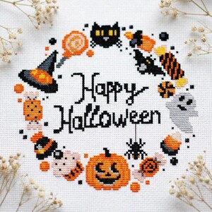 Patrón de punto de cruz de Feliz Halloween en PDF, Corona espeluznante con calabazas, fantasmas, sombreros de bruja y gato negro, Descarga instantánea