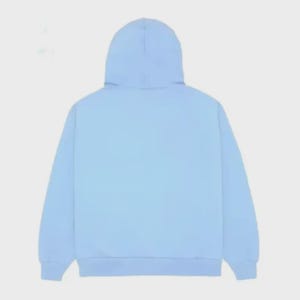 K&ouml;nnte beinhalten: Hellblauer Kapuzenpullover mit passender Kapuze und langen &Auml;rmeln. Die R&uuml;ckansicht des Sweatshirts zeigt ein schlichtes, einfarbiges Design. Der Hoodie ist aus einem weichen Material gefertigt, ideal f&uuml;r Freizeitkleidung.