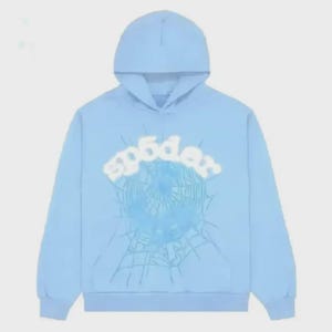 K&ouml;nnte beinhalten: Hellblauer Kapuzenpullover mit passender Kapuze und langen &Auml;rmeln. Auf der Vorderseite steht das Wort "sp5der" in Wei&szlig;, &uuml;ber einem hellblauen Spinnennetz-Design.