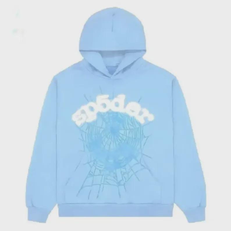 K&ouml;nnte beinhalten: Hellblauer Kapuzenpullover mit passender Kapuze und langen &Auml;rmeln. Auf der Vorderseite steht das Wort "sp5der" in Wei&szlig;, &uuml;ber einem hellblauen Spinnennetz-Design.