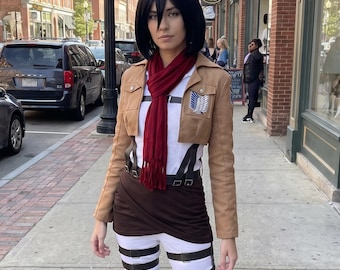 アニメ風の茶色のジャケット、赤いスカーフ、白いシャツ、パンツのコスプレ衣装