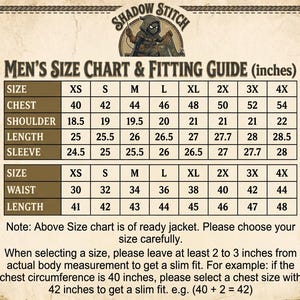 以下が含まれることがあります： ベージュの羊皮紙風のサイズチャートで、タイトルは「Shadow Stitch Men's Size Chart & Fitting Guide (inches)」です。XSから4Xまでの胸囲、肩幅、着丈、袖丈、ウエストの測定値を示す2つの表と、フィット感に関するアドバイスが記載されています。