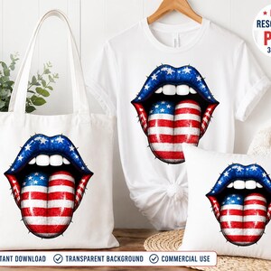 Peut inclure: Un sac fourre-tout blanc, un t-shirt blanc et un coussin blanc, chacun orné d'un motif de lèvres ouvertes avec des lèvres supérieures à motifs d'étoiles bleues, blanches et rouges et une langue rayée rouge et blanche.