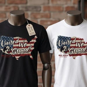 Peut inclure: Un t-shirt noir et un t-shirt blanc, chacun arborant un graphique de la carte des États-Unis rempli d'un motif de drapeau américain, une illustration de chien et le texte "United we Stand!" avec la marque "BIG DOGS" imprimée en dessous.