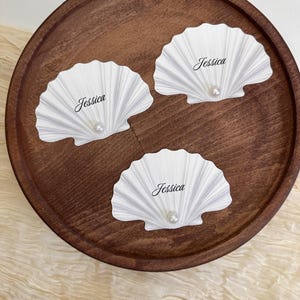Tarjetas de mesa personalizadas con forma de concha marina, tarjetas de mesa para bodas costeras, tarjeta de mesa con forma de ostra perlada