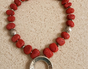 Collar de coral esponja roja Silpada (modelo descatalogado) / Colgante de plata de ley martillada, estilo bohemio costero.