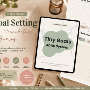 Peut inclure: Un planificateur numérique pour le TDAH, avec le texte "Tiny Goals ADHD System" sur une tablette. Le design utilise une palette de couleurs douces avec des tons verts et beiges. Le planificateur est conçu pour aider les utilisateurs à fixer des objectifs et à gérer les tâches.