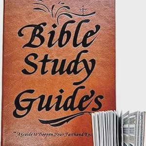 Könnte beinhalten: Ein Buch mit dem Titel Bible Study Guides mit einem braunen, lederartigen Einband. Der Titel ist in großer, eleganter Schrift gehalten. Das Buch wird von einem Stapel offener Seiten begleitet. Der Text auf dem Einband lautet: "Bible Study Guides" und "A Guide to Deepen Your Faith and Know..."