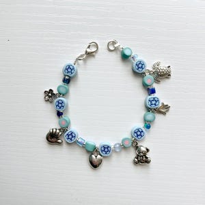 Lebendiges, handgefertigtes blaues Charm-Armband, pastellfarbener, einzigartiger Kawaii-Schmuck, Schildkrötenblume, grünes Pastell-Accessoire, besonderes handgefertigtes Kinder-Polymer-Ton-Accessoire
