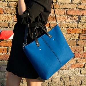 Draagtas van wolvilt: blauwe handgemaakte Italiaanse leren shopper