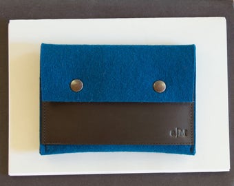 Cartera DE PASAPORTE DE fieltro y cuero - azul profundo y negro - estuche de pasaporte - fieltro de lana - hecho a mano - made in Italy