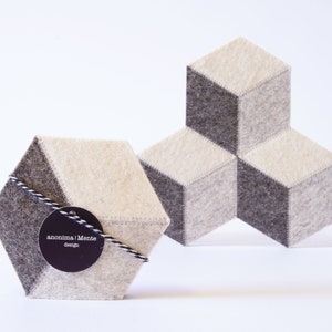 Set of light grey felt coasters - geometric coasters - wool felt - handmade - gift idea - home decor - housewarming gift - made in Italy