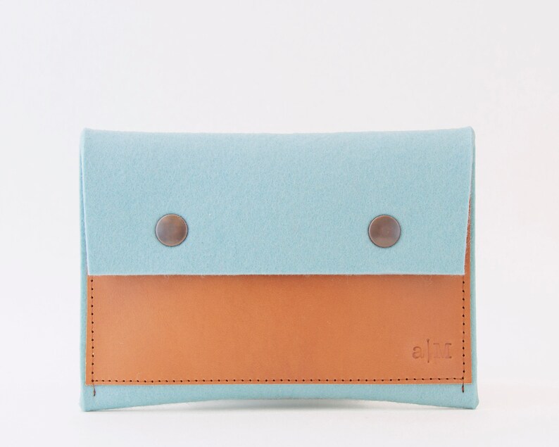 Cartera DE PASAPORTE DE fieltro y cuero - azul hielo y bronceado - estuche de pasaporte - fieltro de lana - hecho a mano - made in Italy imagen 2