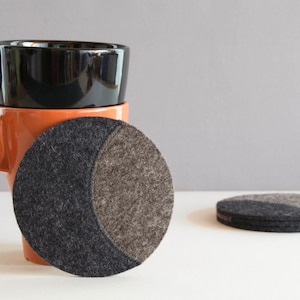 Set of round felt coasters - dark grey coasters - wool felt coasters - geometric coasters - housewarming gift - made in Italy