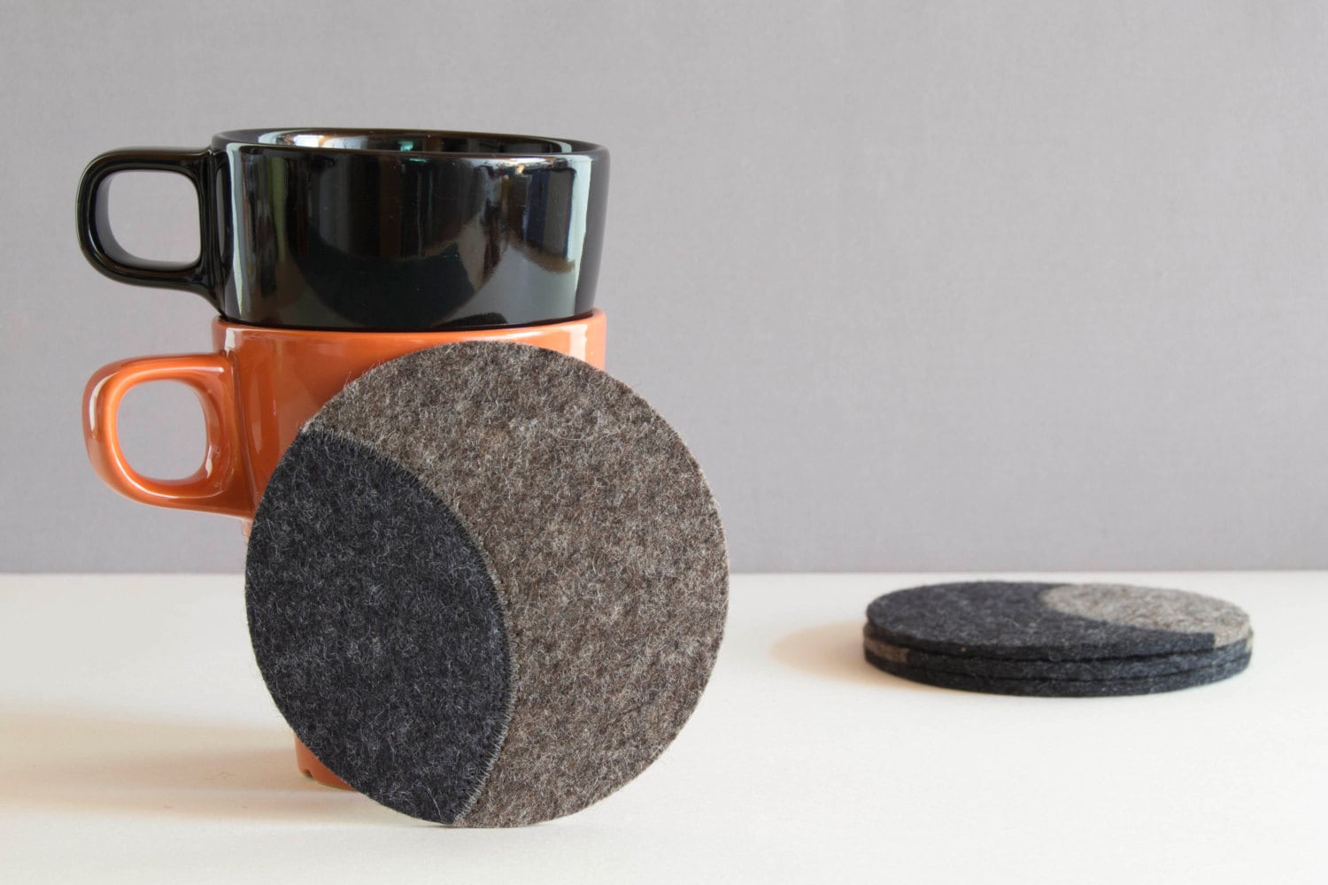 Set of round felt coasters dark grey made in Italy