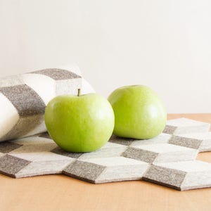 Wool felt table runner - light gray - wool felt runner - geometric runner - home decor - gift idea - handmade - made in Italy