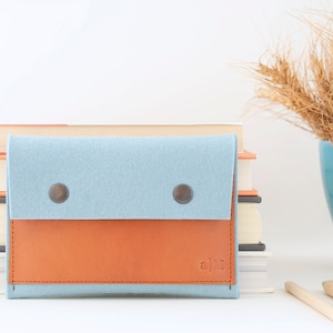 Cartera DE PASAPORTE DE fieltro y cuero - azul hielo y bronceado - estuche de pasaporte - fieltro de lana - hecho a mano - made in Italy imagen 1