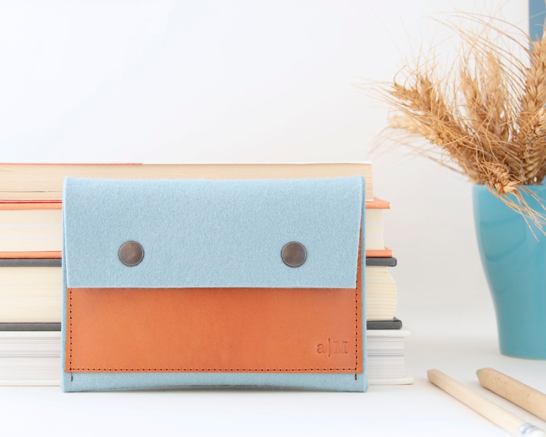 Cartera DE PASAPORTE DE fieltro y cuero - azul hielo y bronceado - estuche de pasaporte - fieltro de lana - hecho a mano - made in Italy imagen 1