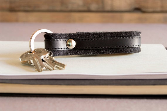 Felt and leather KEYCHAIN - charcoal and black - made in Italy