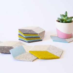 Set of felt coasters - light colors - hexagonal coasters - wool felt coasters - geometric coasters - housewarming gift - made in Italy