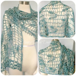 Op de afbeelding: Een teal en beige gehaakte sjaal met een delicaat opengewerkt ontwerp. De sjaal is over een mannequin gedrapeerd en wordt van voren en achteren getoond.