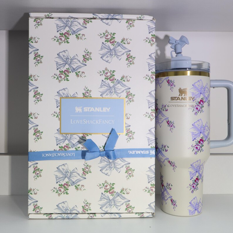 Stanley x LoveShackFancy 40oz Tumbler, Quencher H2.0, Holiday Coquette Bow bild 9