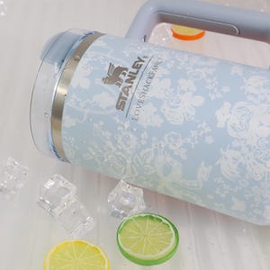 Stanley 1913 x LoveShackFancy 40oz Quencher H2.0 FlowState Tumbler, Limited Edition Coquette Gift bild 6