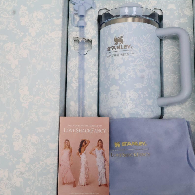 Stanley 1913 x LoveShackFancy 40oz Quencher H2.0 FlowState Tumbler, Limited Edition Coquette Gift bild 1