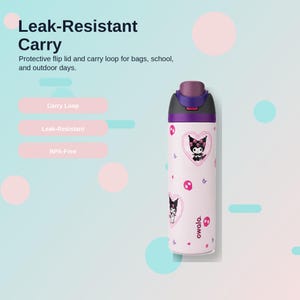 Pode incluir: Uma garrafa de &aacute;gua isolada branca e roxa com tampa basculante e al&ccedil;a de transporte. A garrafa apresenta um design de personagem de desenho animado com cora&ccedil;&otilde;es e caveiras. O texto "Leak-Resistant Carry" &eacute; vis&iacute;vel.