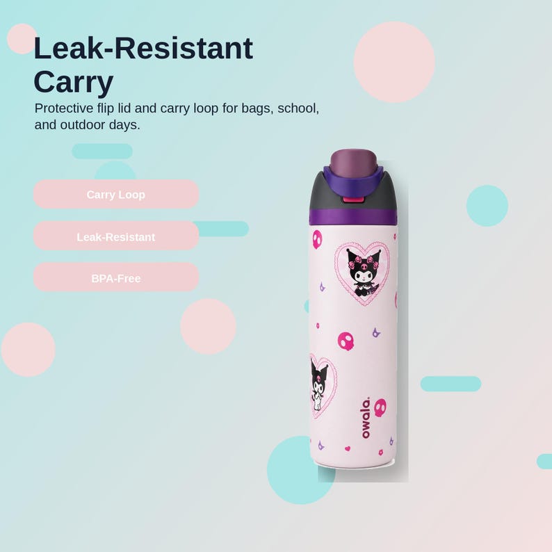 Pode incluir: Uma garrafa de &aacute;gua isolada branca e roxa com tampa basculante e al&ccedil;a de transporte. A garrafa apresenta um design de personagem de desenho animado com cora&ccedil;&otilde;es e caveiras. O texto "Leak-Resistant Carry" &eacute; vis&iacute;vel.