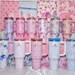 Stanley x LoveShackFancy 40oz Tumbler, Quencher H2.0, Holiday Coquette Bow bild 1