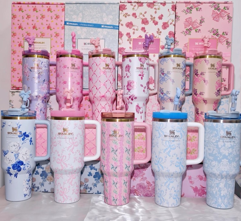Stanley x LoveShackFancy 40oz Tumbler, Quencher H2.0, Holiday Coquette Bow bild 1