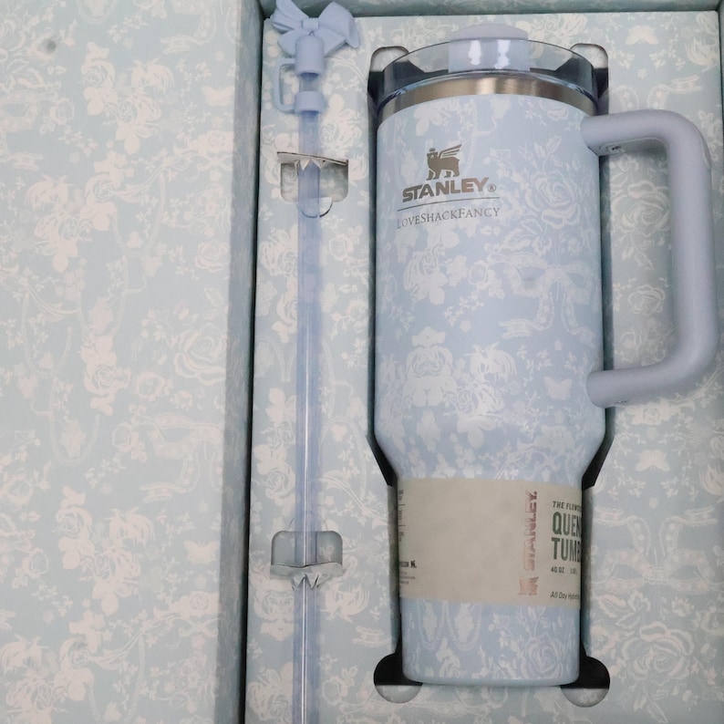 Stanley x LoveShackFancy 40oz Tumbler, Quencher H2.0, Holiday Coquette Bow bild 3