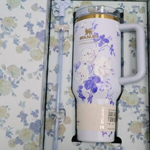 Stanley x LoveShackFancy 40oz Tumbler, Quencher H2.0, Holiday Coquette Bow bild 6