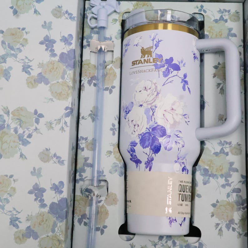 Stanley x LoveShackFancy 40oz Tumbler, Quencher H2.0, Holiday Coquette Bow bild 6