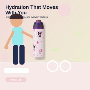 Pode incluir: Uma garrafa de &aacute;gua Owala branca com tampa roxa e preta, com um design de personagem de desenho animado e cora&ccedil;&otilde;es. A garrafa tem o texto "Hydration That Moves With You" e "Gym, walks, errands, and everyday routines."
