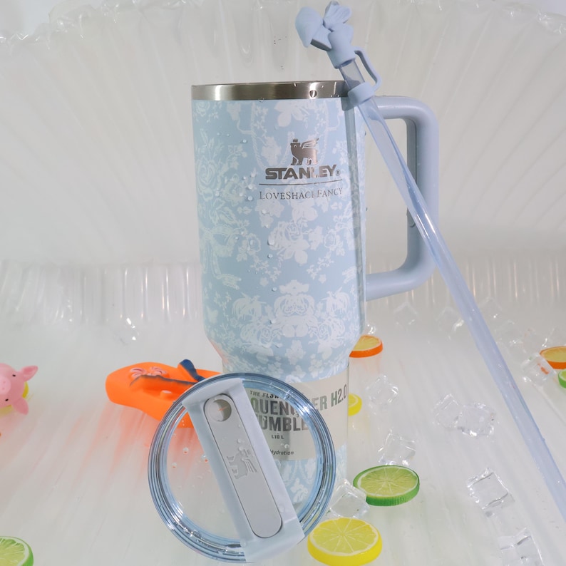 Stanley 1913 x LoveShackFancy 40oz Quencher H2.0 FlowState Tumbler, Limited Edition Coquette Gift bild 5