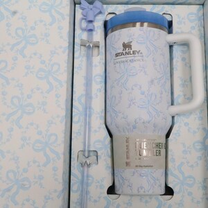 Stanley x LoveShackFancy 40oz Tumbler, Quencher H2.0, Holiday Coquette Bow bild 5