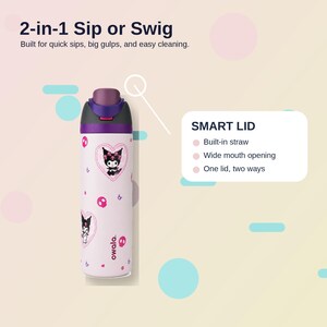 Pode incluir: Uma garrafa de &aacute;gua Owala branca com tampa roxa e preta. A garrafa apresenta um design de personagem de desenho animado com cora&ccedil;&otilde;es e o texto "owala". O texto "2-in-1 Sip or Swig" est&aacute; no topo, com "Built for quick sips, big gulps, and easy cleaning."