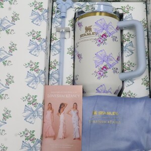 Stanley x LoveShackFancy 40oz Tumbler, Quencher H2.0, Holiday Coquette Bow bild 8