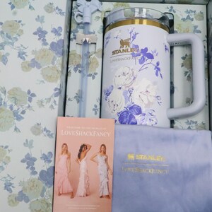 Stanley x LoveShackFancy 40oz Tumbler, Quencher H2.0, Holiday Coquette Bow bild 7