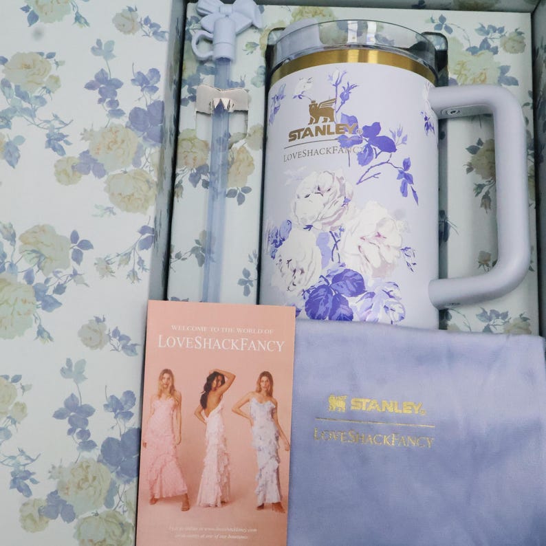 Stanley x LoveShackFancy 40oz Tumbler, Quencher H2.0, Holiday Coquette Bow bild 7